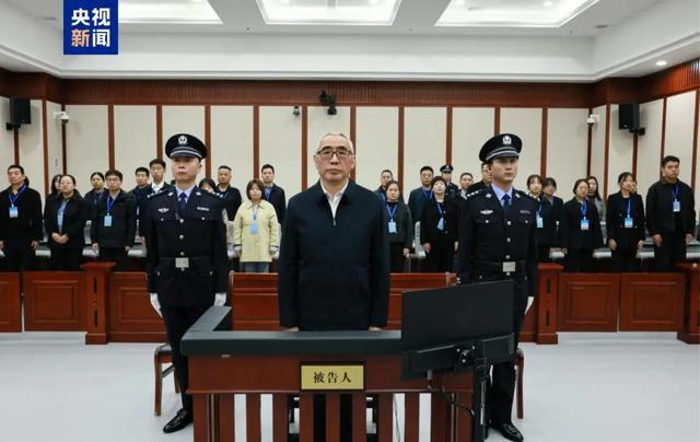 在市长、市委书记、省委组织部常务副部长、副省长等职上及退休后杨子兴非法收受财物数